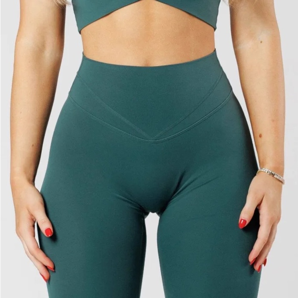 NWT Paragon Fitwear Icon Sculptseam Plus Ivy Leggings
